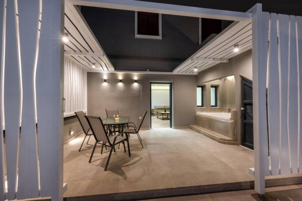 Christianna & George Luxury Hot Tub Apartment Fira  Exterior foto