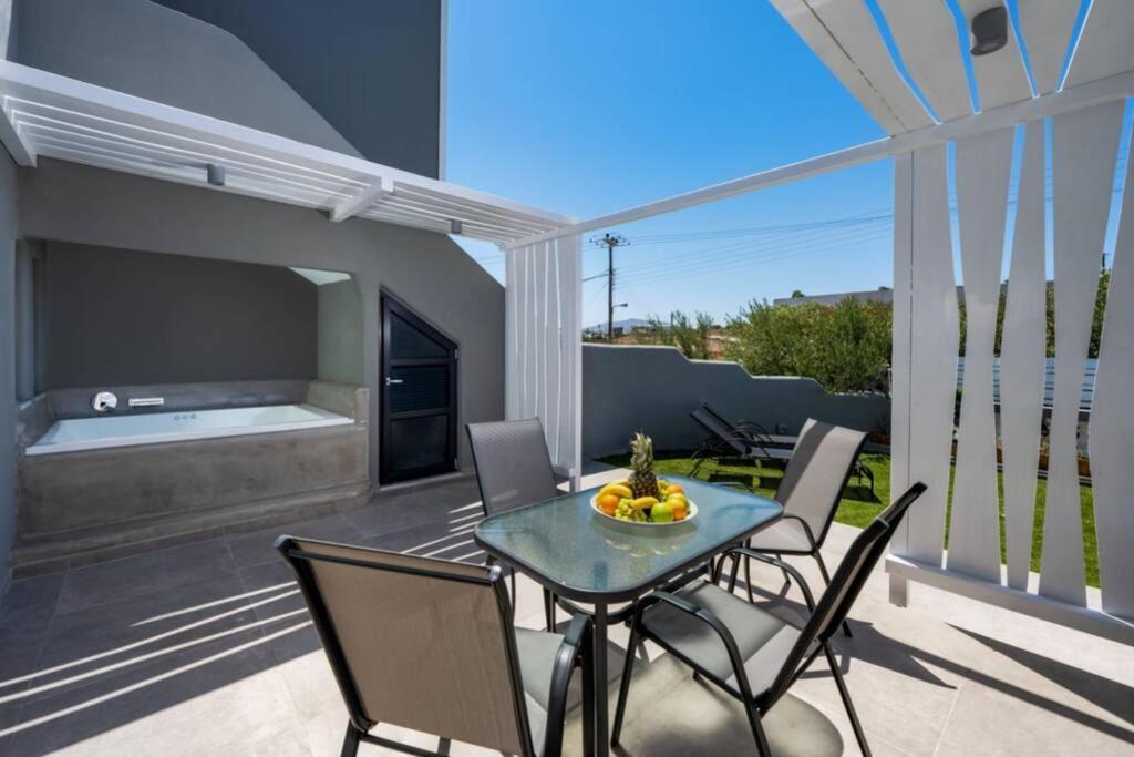 Christianna & George Luxury Hot Tub Apartment Fira  Exterior foto