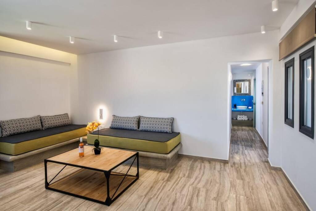 Christianna & George Luxury Hot Tub Apartment Fira  Exterior foto