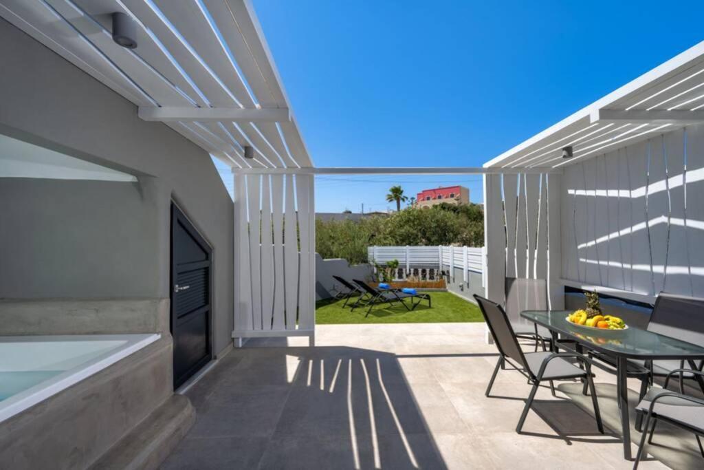 Christianna & George Luxury Hot Tub Apartment Fira  Exterior foto