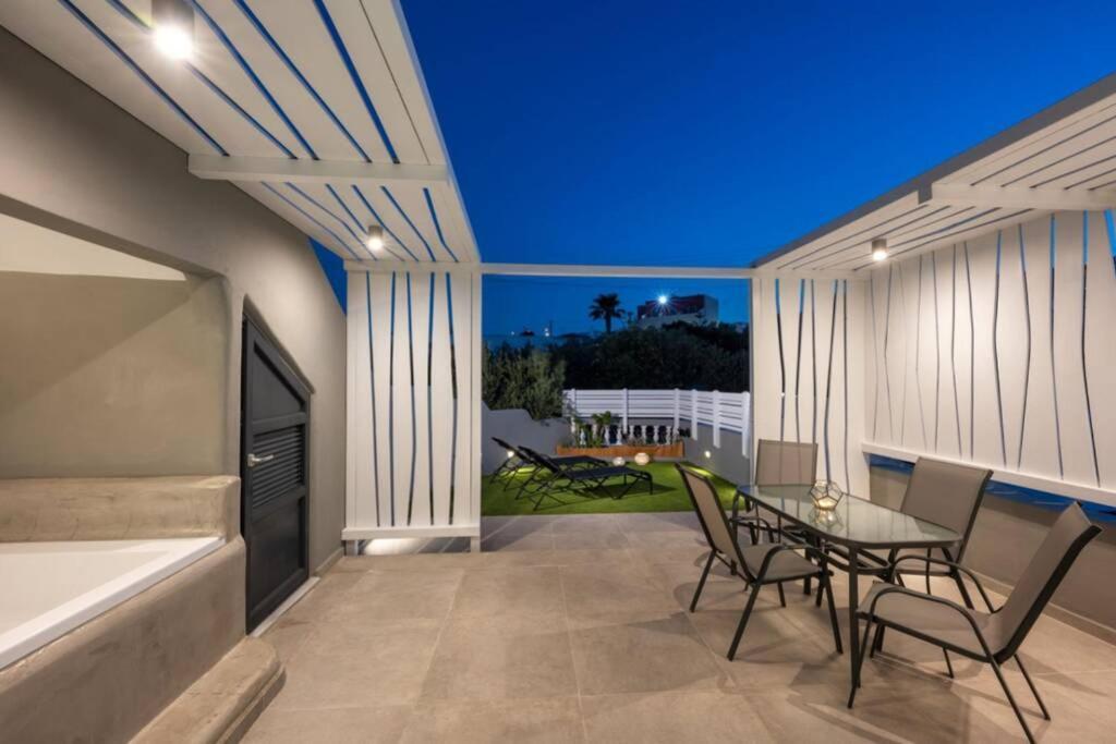 Christianna & George Luxury Hot Tub Apartment Fira  Exterior foto