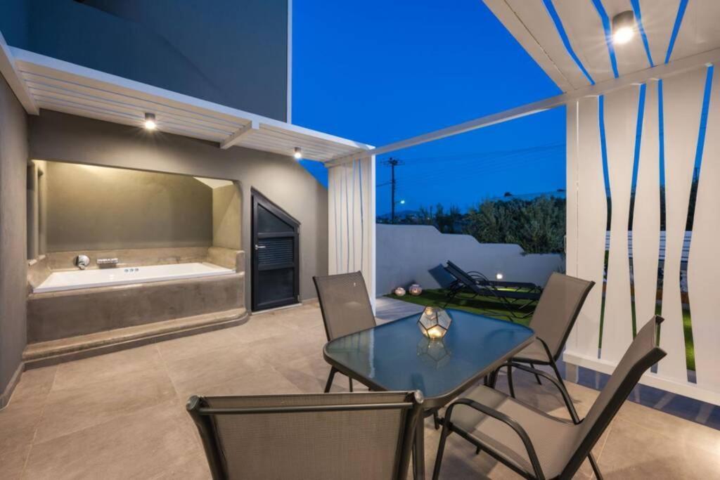 Christianna & George Luxury Hot Tub Apartment Fira  Exterior foto