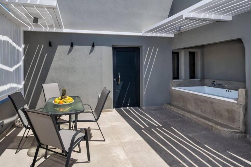 Christianna & George Luxury Hot Tub Apartment Fira  Exterior foto