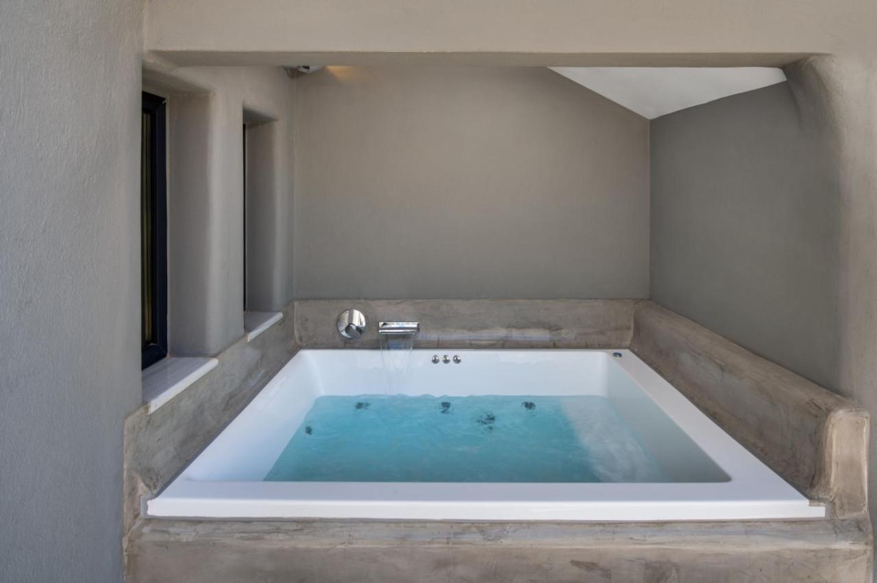 Christianna & George Luxury Hot Tub Apartment Fira  Exterior foto