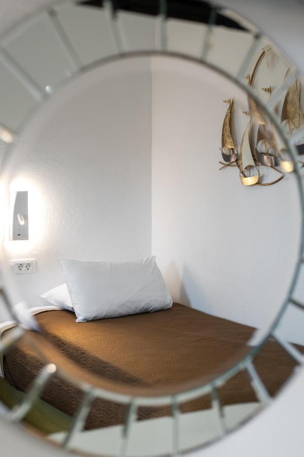Christianna & George Luxury Hot Tub Apartment Fira  Exterior foto